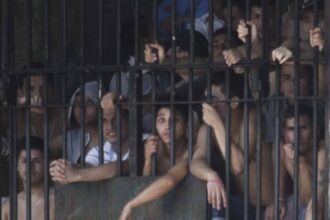 Presidente Boric anuncia implementación de tecnología para bloquear señal de celulares en cárceles