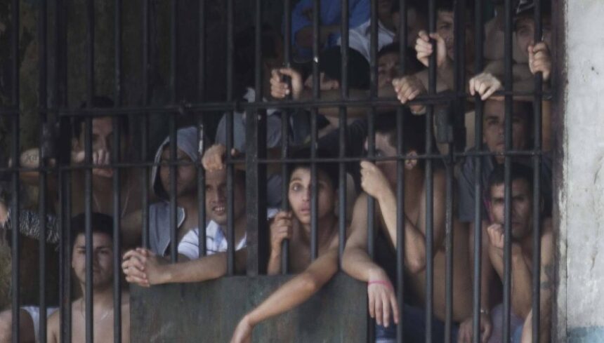 Presidente Boric anuncia implementación de tecnología para bloquear señal de celulares en cárceles