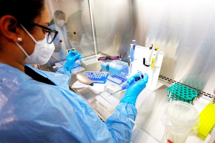 Fiscalía incauta material en investigación por contaminación bacteriana en Laboratorio Sanderson