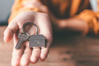 Estancamiento económico impulsa sobrestock de departamentos en Chile