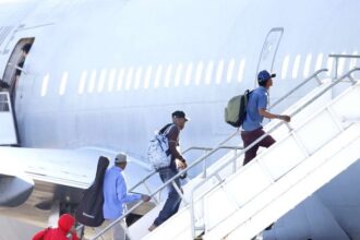 Gobierno expulsa a 15 ciudadanos extranjeros: Tenían condenas por robo, incendio y drogas