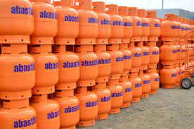 Municipalidades de Chile firman acuerdo con Abastible para rebajas en cilindros de gas