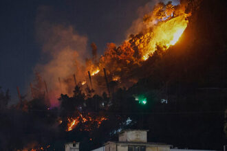 Reactivación del fuego en Cerro San Cristóbal: Bomberos actúa rápidamente para controlar el incendio