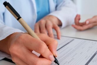 Desarticulan mafia de licencias médicas falsas: ¿Cómo operaba este millonario fraude?