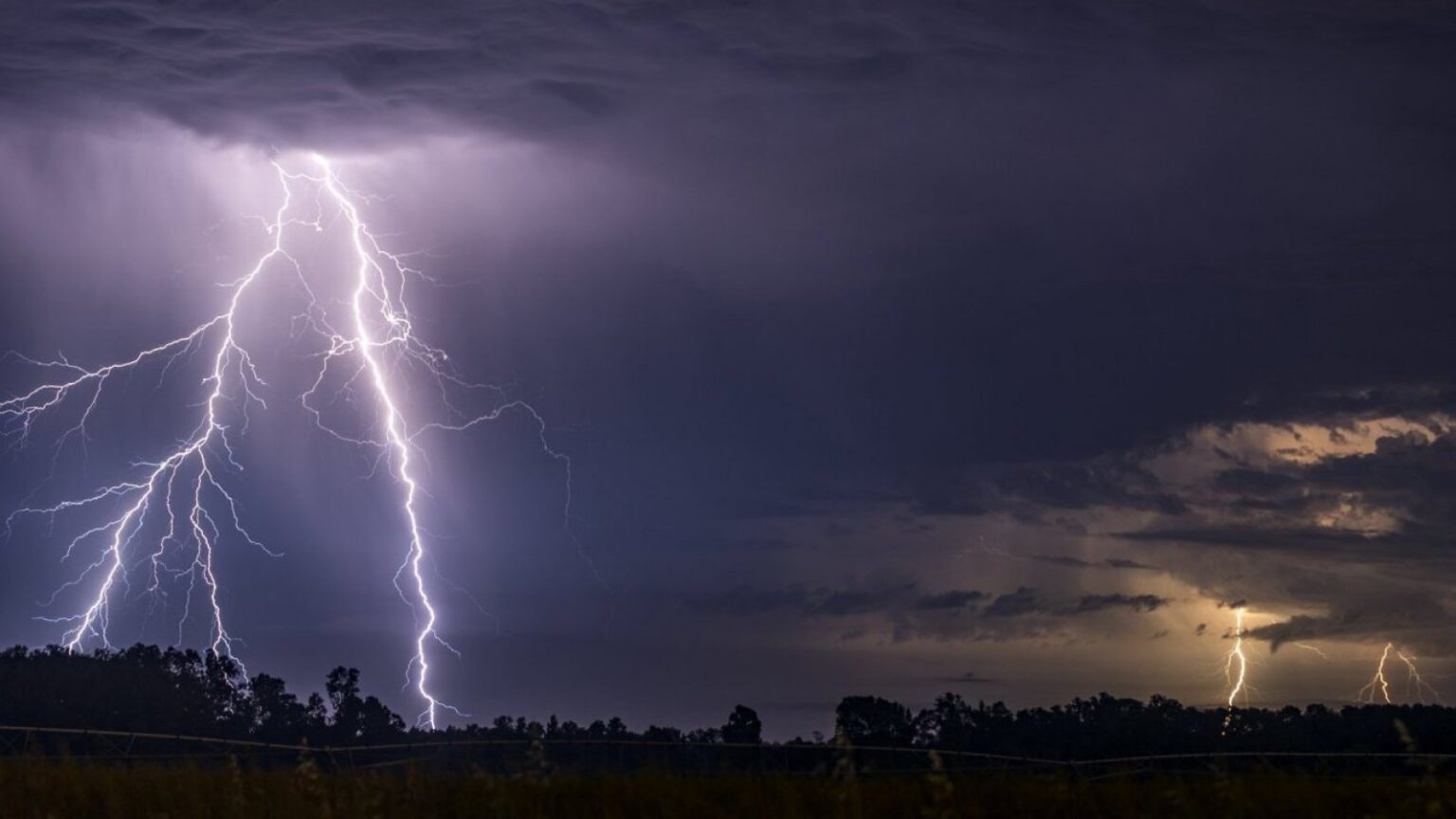 Alerta meteorológica: Probabilidad de tormentas eléctricas y lluvias en tres regiones de Chile Alerta meteorológica: Probabilidad de tormentas eléctricas y lluvias en tres regiones de Chile