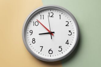 Comienza la cuenta regresiva para el cambio de hora en Chile: Horario de invierno a la vista