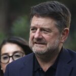 Propuesta de Claudio Orrego: Crear "Barrio Rojo" en Santiago para regularizar comercio sexual