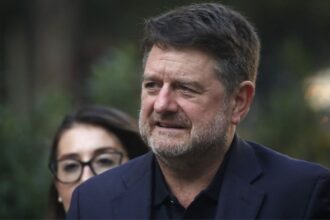 Propuesta de Claudio Orrego: Crear "Barrio Rojo" en Santiago para regularizar comercio sexual