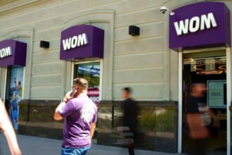 WOM enfrenta acusación y desafíos en el competitivo mercado de telecomunicaciones chileno.