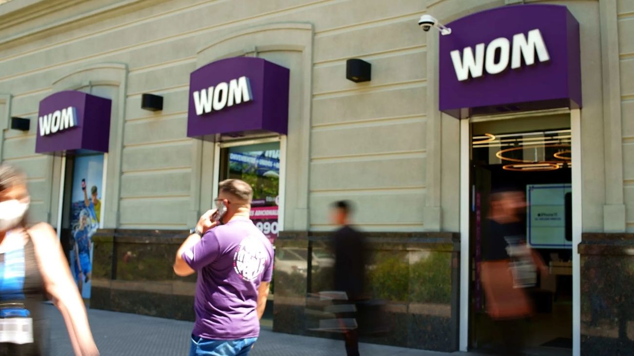 WOM enfrenta acusación y desafíos en el competitivo mercado de telecomunicaciones chileno.