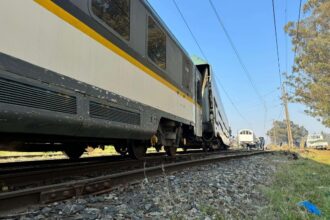 Descarrilamiento menor interrumpe el viaje inaugural del tren nocturno Santiago-Temuco