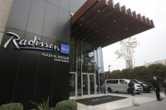 Mujer muere trágicamente en caída de ascensor en hotel: Investigación en curso.