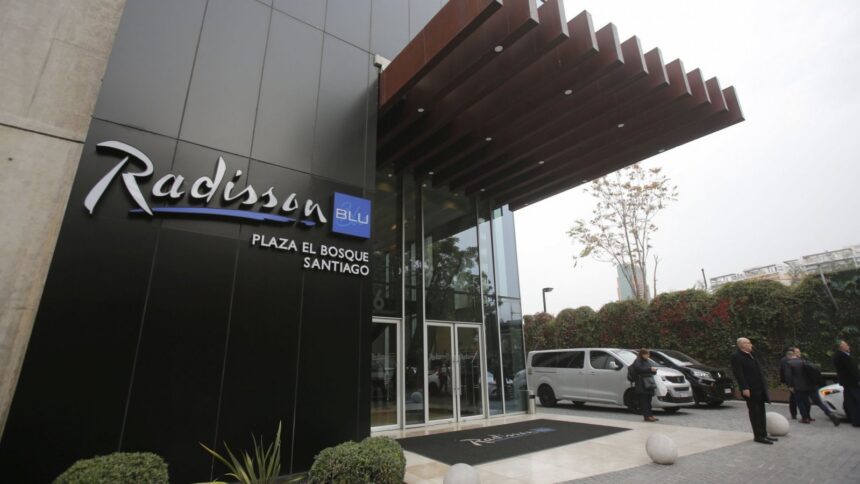 Mujer muere trágicamente en caída de ascensor en hotel: Investigación en curso.