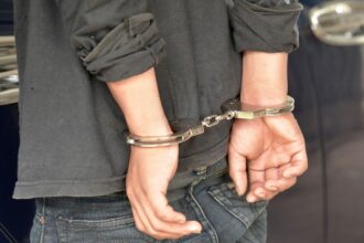 Hombre enfrenta a la justicia por robo de vehículo y violación de medidas judiciales