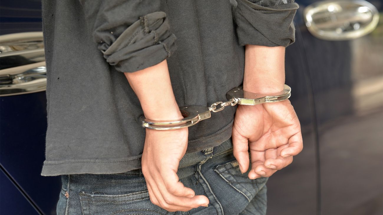 Hombre enfrenta a la justicia por robo de vehículo y violación de medidas judiciales Hombre enfrenta a la justicia por robo de vehículo y violación de medidas judiciales