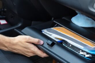 Conductor sin documentos llama a su suegra para entregarle los papeles del vehículo