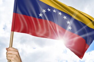 Venezolanos en Chile acuden entusiastas a votar en elecciones presidenciales