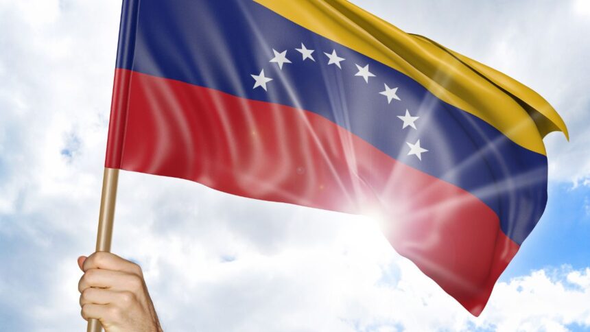 Venezolanos en Chile acuden entusiastas a votar en elecciones presidenciales