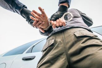 Arrendatario detenido por asesinato de mujer de tercera edad recibe golpiza