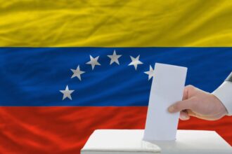 Venezolanos en Chile esperan resultado de elección presidencial en embajada