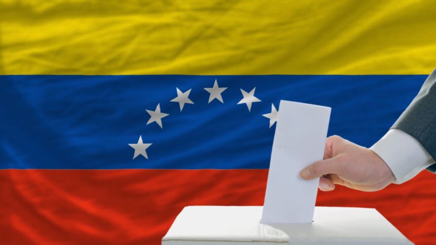 Venezolanos en Chile esperan resultado de elección presidencial en embajada