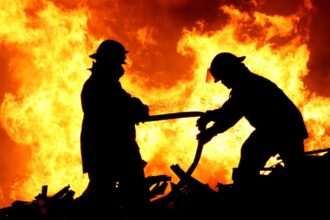 Investigan causa de incendio que dejó casas quemadas en Peñalolén