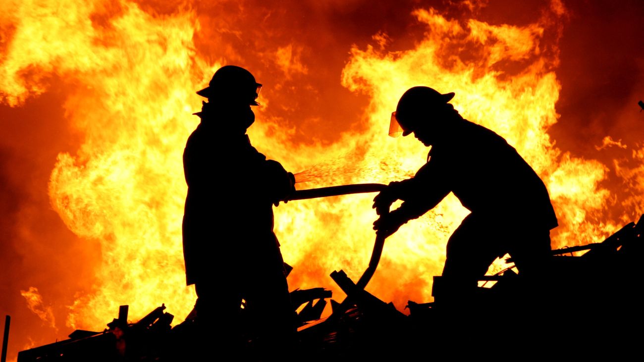 Investigan causa de incendio que dejó casas quemadas en Peñalolén Investigan causa de incendio que dejó casas quemadas en Peñalolén