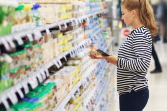 Los chilenos reducen sus compras mensuales debido al alto costo de vida