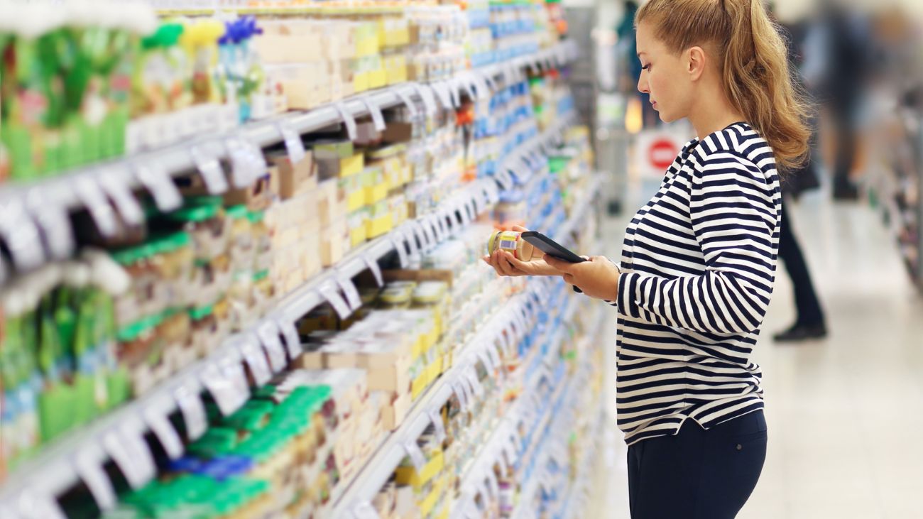 Los chilenos reducen sus compras mensuales debido al alto costo de vida