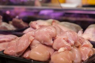 Denuncian a Supermercado Ricos Pollos por comercializar carne en mal estado