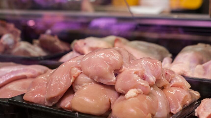 Denuncian a Supermercado Ricos Pollos por comercializar carne en mal estado