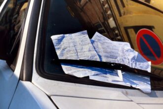 Conductor sorprendido con 32 multas en su vehículo en Santiago