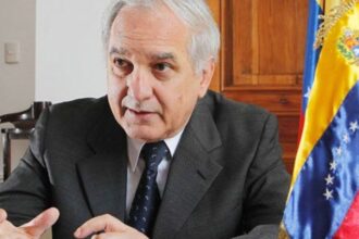 Embajador venezolano en Chile sale rumbo al aeropuerto tras elecciones, generando preocupación en los ciudadanos