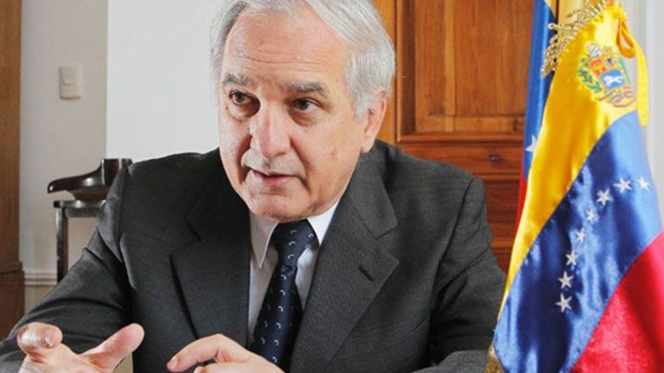 Embajador venezolano en Chile sale rumbo al aeropuerto tras elecciones, generando preocupación en los ciudadanos Embajador venezolano en Chile sale rumbo al aeropuerto tras elecciones, generando preocupación en los ciudadanos