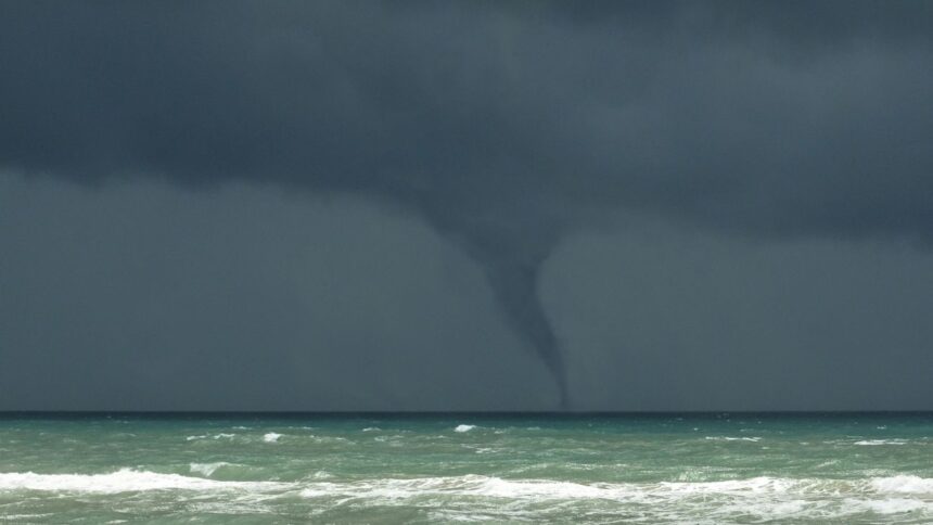 Posible formación de trombas marinas y tornados en Chile