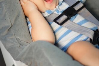 Rescatan a bebé de un año encerrada en taxi colectivo en Quillota