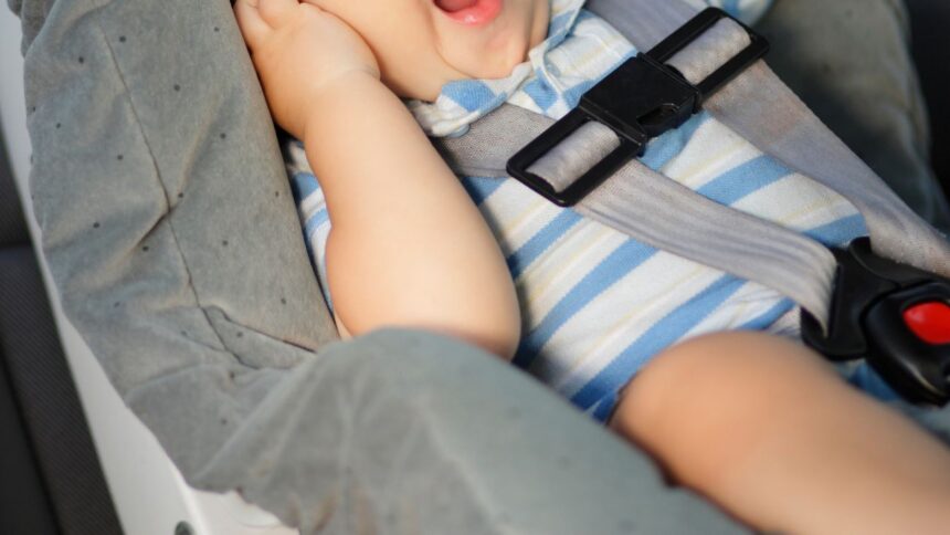 Rescatan a bebé de un año encerrada en taxi colectivo en Quillota