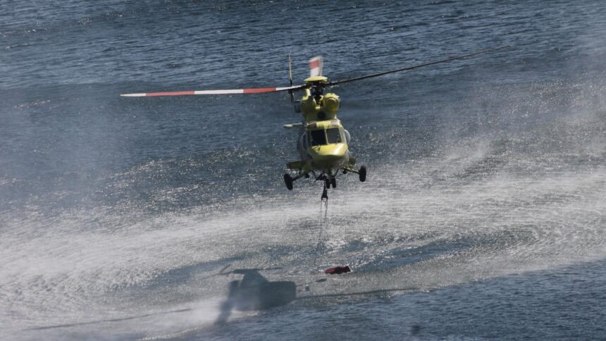 Armada busca incansablemente a niña desaparecida arrastrada por el oleaje.