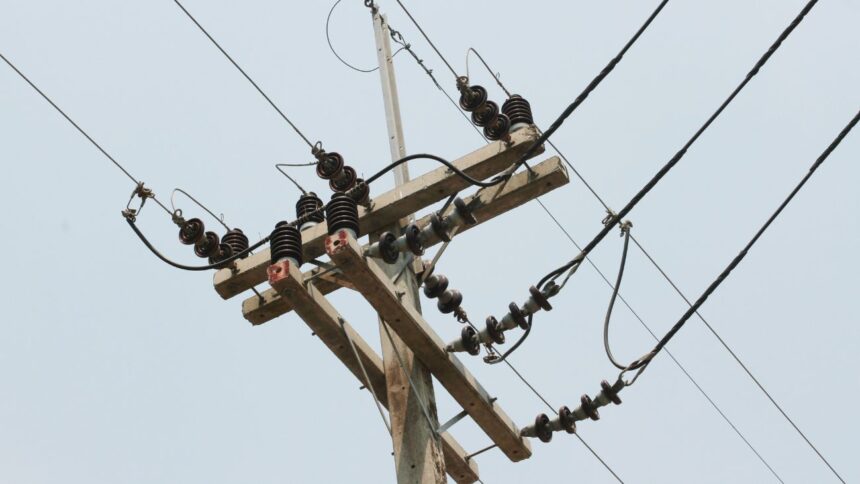 Enel y CGE activan planes de reforzamiento ante pronóstico de lluvias en RM