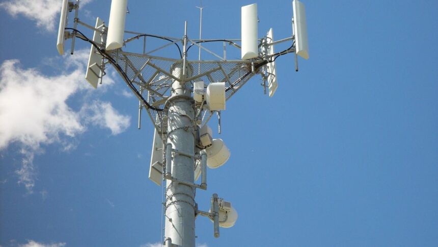 Caída de torre telefónica en Talcahuano provoca daños en vehículos