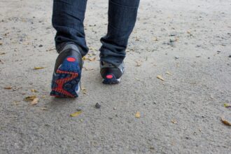 Padre en caminata solidaria revela el impacto en sus rodillas