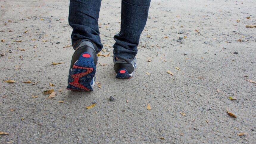 Padre en caminata solidaria revela el impacto en sus rodillas