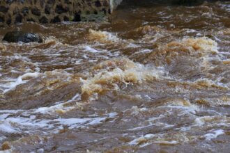 Vecinos afectados por desborde del río Curanilahue y corte de suministros