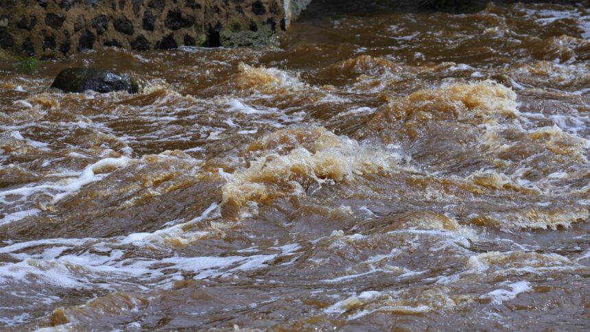 Vecinos afectados por desborde del río Curanilahue y corte de suministros