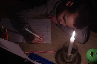 Más de un millón de hogares sin luz debido al sistema frontal en Chile