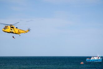 Continúa la búsqueda de la niña arrastrada por las olas en Valparaíso.