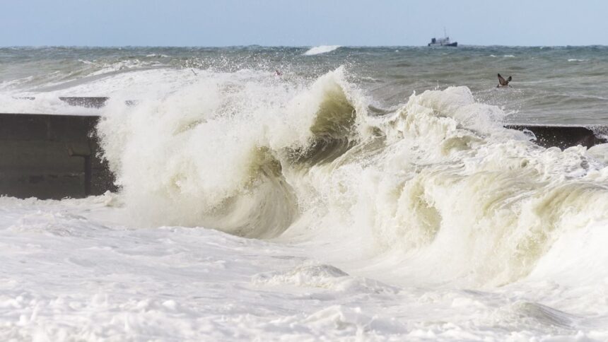 Marejadas en Valparaíso: daños materiales y medidas de prevención.