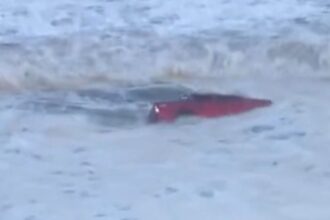 Camioneta arrastrada por el mar en medio de fuertes marejadas