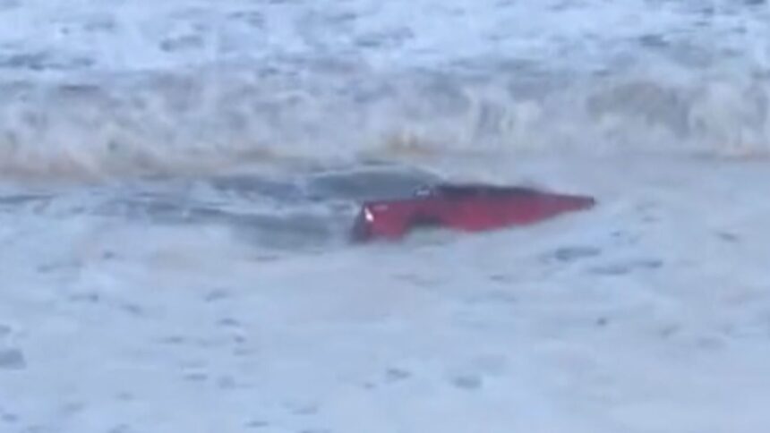 Camioneta arrastrada por el mar en medio de fuertes marejadas