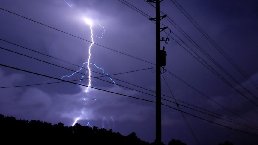 Se esperan tormentas eléctricas en Santiago debido al sistema frontal.